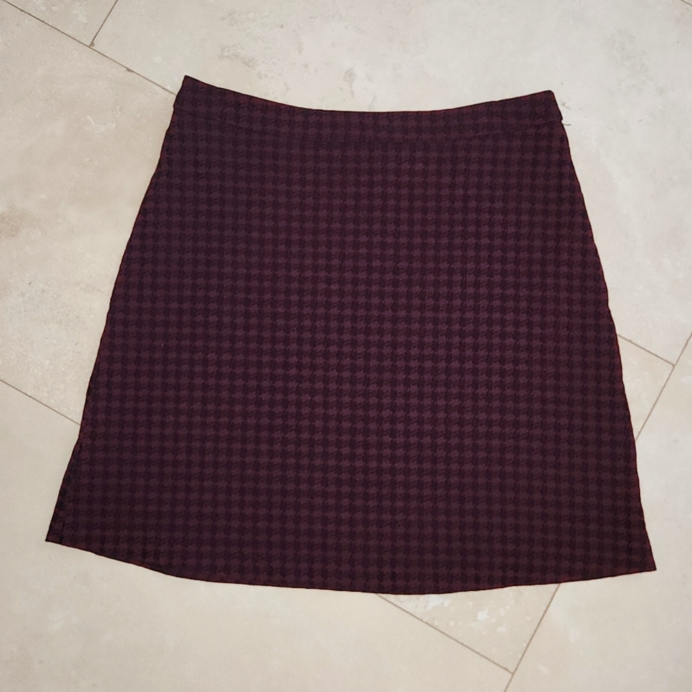 Stretchy pull on houndstooth pattern skirt